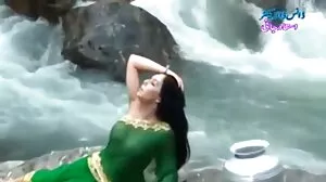 Порно с дълбоко гърло със съблазнителната Skyla Novea от Bang besplatni seks klipove Bus